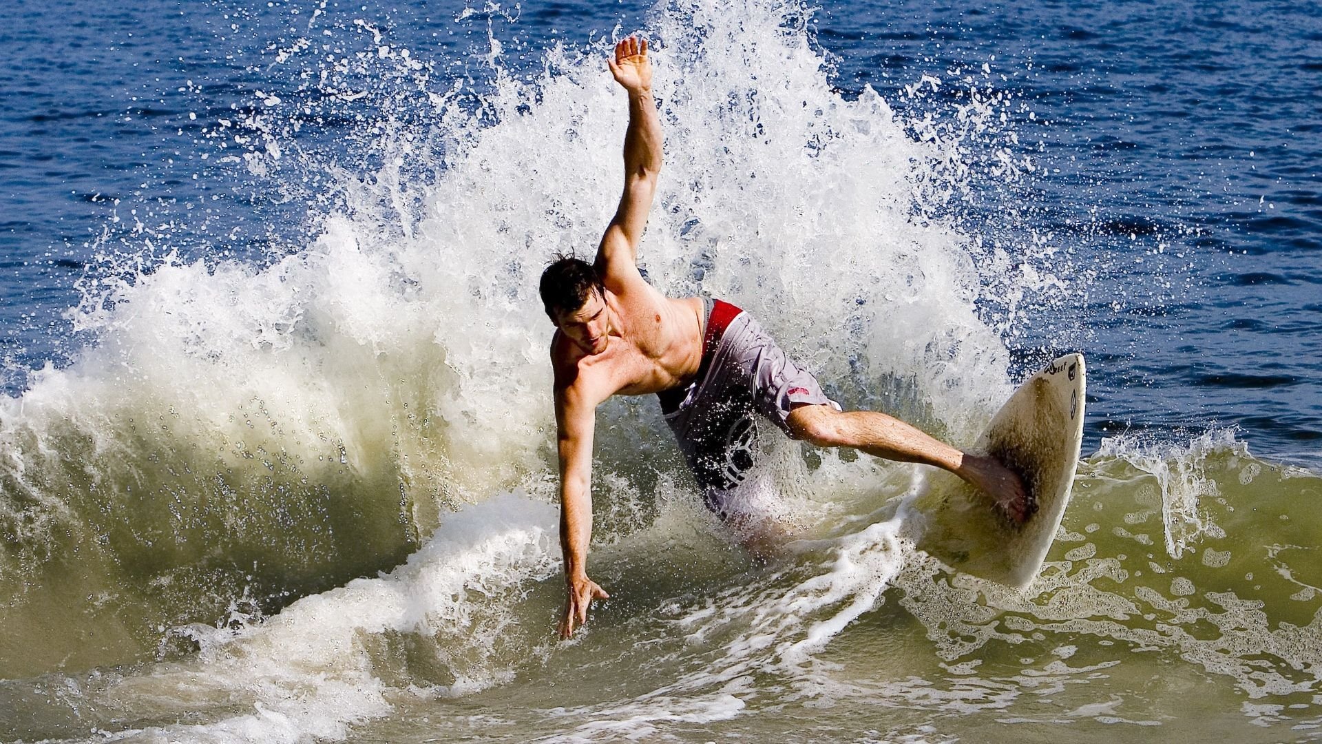 爱游戏-恩比德空中接力暴扣点燃七六人主场，恩比德空接爆扣雷霆万钧 连扣带罚确立最终胜局